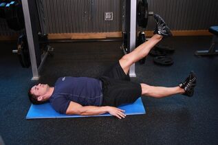 L'homme atteint de prostatite effectue un exercice dans la salle de gym
